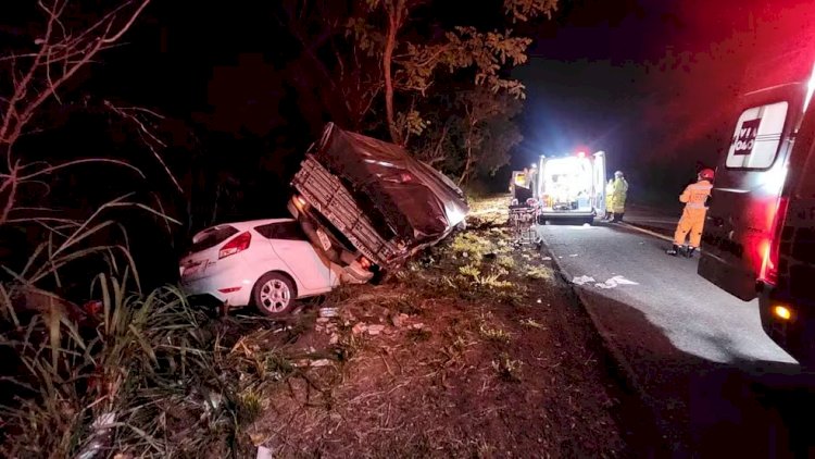 Mulher morre presa às ferragens e homem tem ferimentos graves em acidente na BR-040