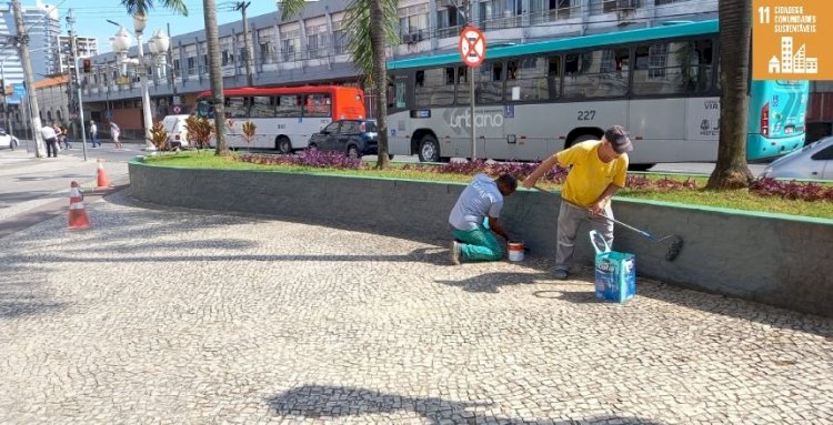 Prefeitura realiza ações de reparo e cuidado na Praça da Estação