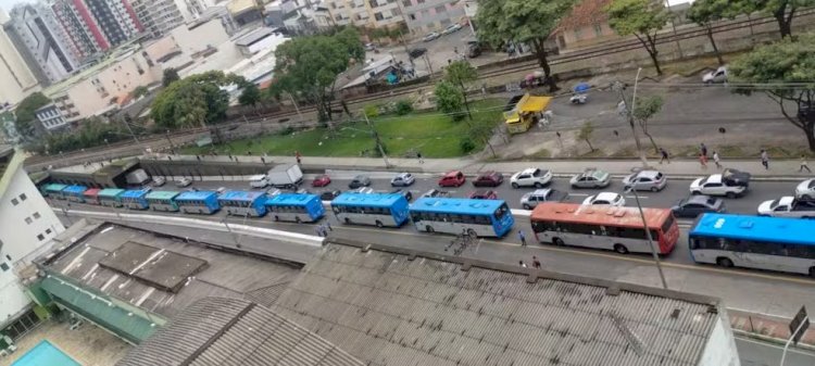 Pedestre é atropelada por ônibus no Centro de Juiz de Fora