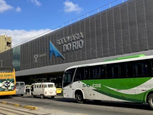 Ônibus é sequestrado na Rodoviária do Rio de Janeiro; há reféns e feridos