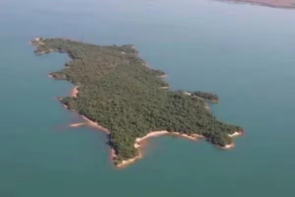 Corretor anuncia uma ilha por R$ 10 milhões em lago entre Goiás e Minas Gerais