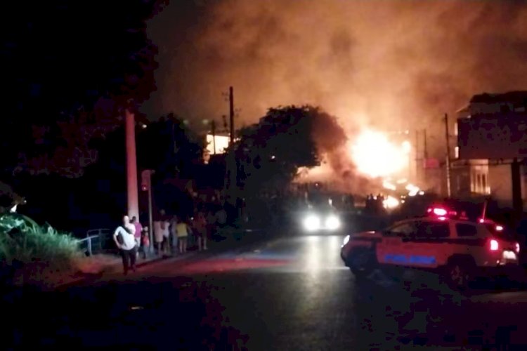 Caminhão-tanque explode e incendeia casas perto do Anel Rodoviário de BH; fotos