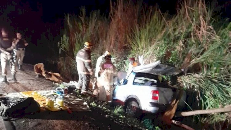 Carro bate em caminhão com batatas e deixa quatro feridos em rodovia no Triângulo Mineiro