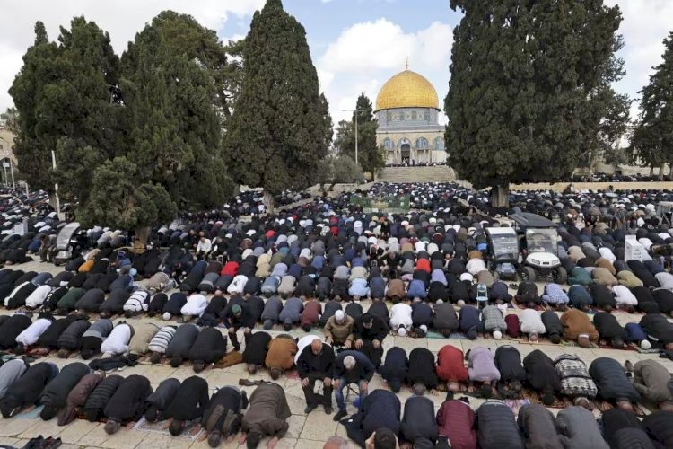 Sob vigilância, milhares de fiéis rezam em Jerusalém na primeira 6ª do Ramadã