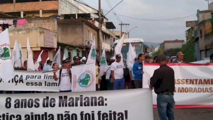 Atingidos pela barragem reivindicam seus direitos durante protesto em Mariana