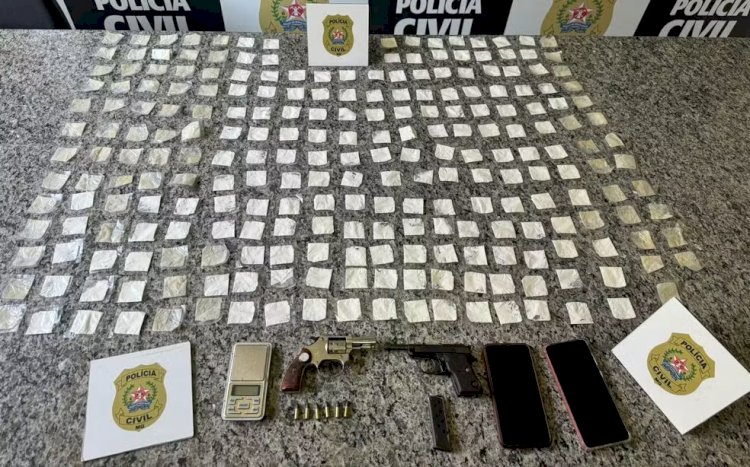 Cerca de 250 papelotes de cocaína são apreendidos na casa de suspeito de duplo homicídio em Formiga