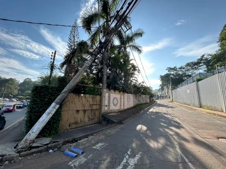 Caminhão derruba postes, deixa trânsito agarrado e moradores sem energia na Cidade Alta, em Juiz de Fora