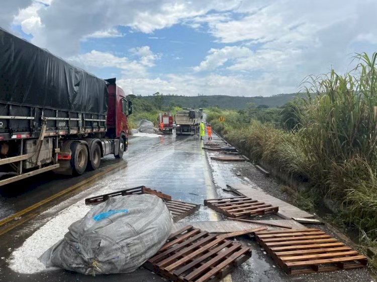 Carreta com 20 toneladas de cal tomba e cai em ribanceira de 6 metros na BR-354, em Formiga