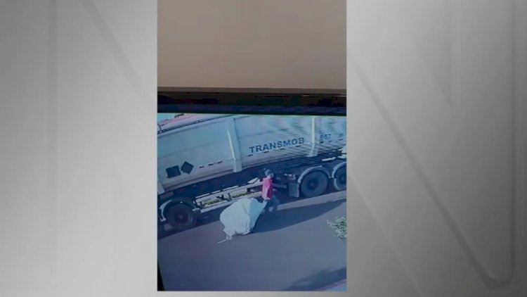 Vídeo: homem arrasta saco com corpo de mulher trans no interior de SP