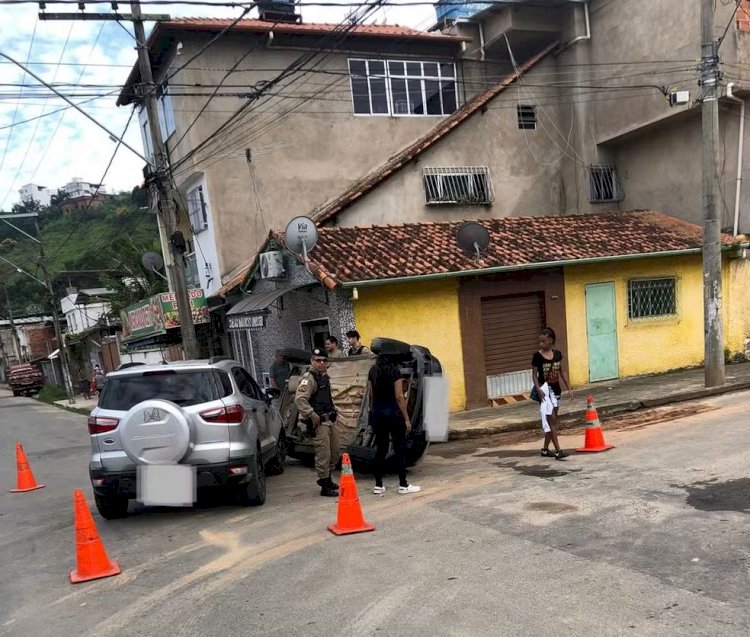 VÍDEO: Carro leva 'pancada' ao passar em cruzamento e capota no Bairro Monte Castelo, em Juiz de Fora