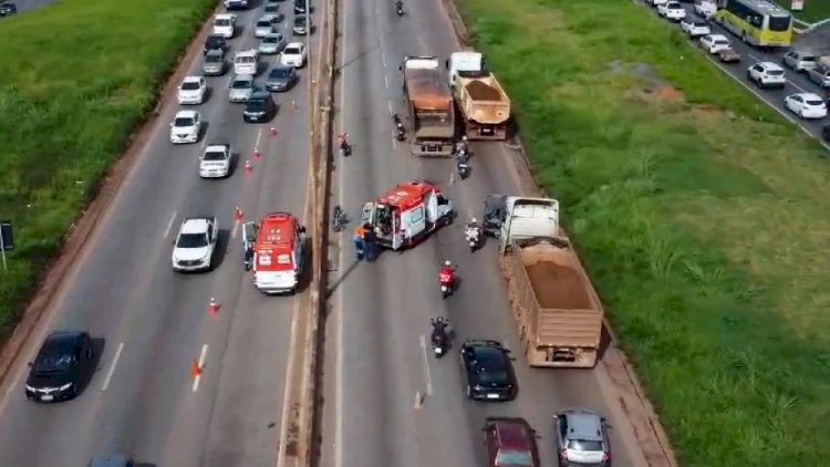 Vídeo: acidente entre moto, carro e carreta fecha faixas no Anel Rodoviário de BH