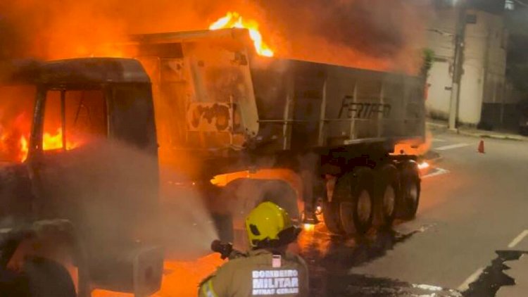 Carreta pega fogo em rua de Coronel Fabriciano, no Vale do Aço (MG)