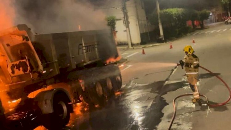 Carreta pega fogo em rua de Coronel Fabriciano, no Vale do Aço (MG)