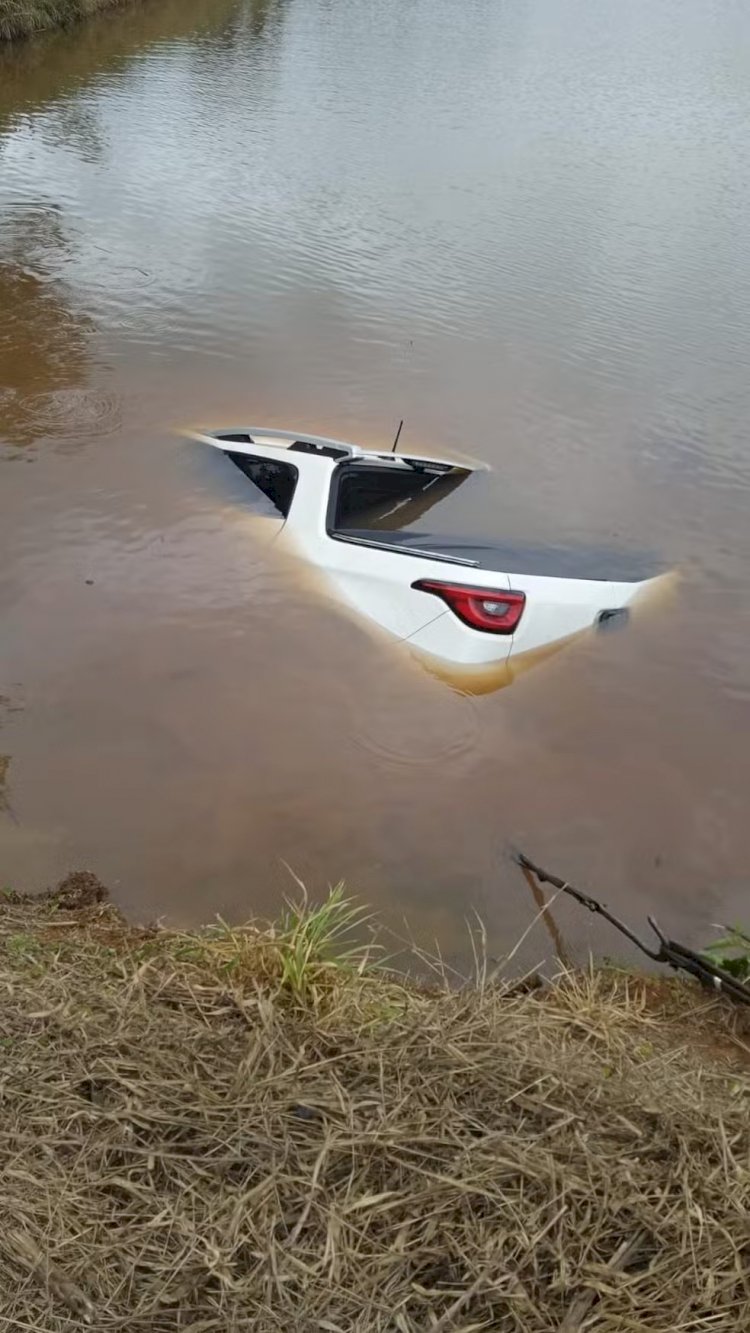 Motorista perde o controle da direção e carro vai parar dentro de lagoa em Caratinga