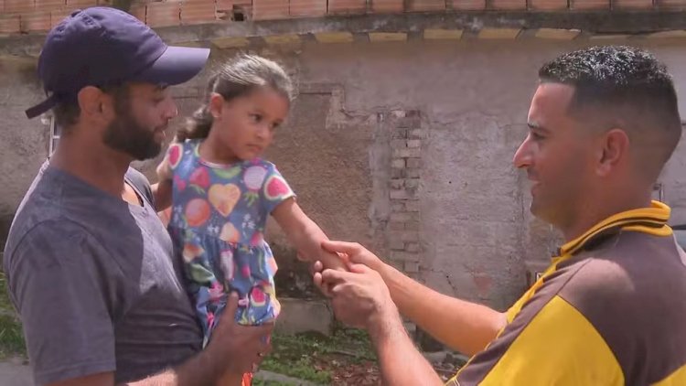 Família reencontra motorista de retroescavadeira que a resgatou durante enxurrada: 'Salvou nossas vidas'; VÍDEO