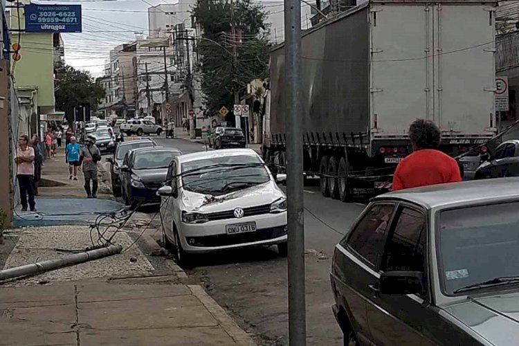 Caminhão puxa fios e derruba poste em cima de carro na Olegário Maciel