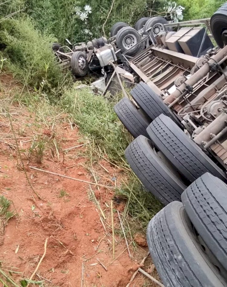 Motorista morre após caminhão carregado de leite em pó tombar na MGC-393