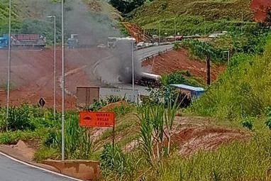 Caminhão-tanque pega fogo e interdita parcialmente a BR-381 em MG