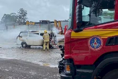 Kombi estacionada em posto pega fogo e quase incendeia bombas de gasolina em MG