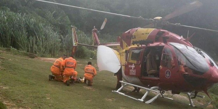 Helicóptero dos bombeiros é acionado para resgatar idoso que ficou preso debaixo de uma égua