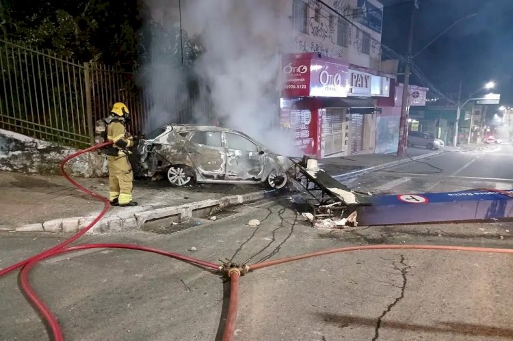 Carro que participava de racha bate em semáforo e pega fogo na Grande BH