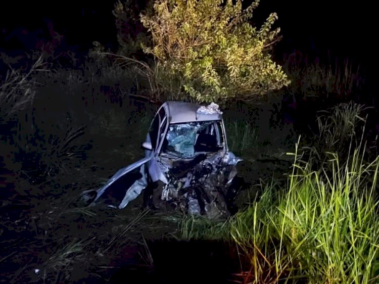 Motorista e passageiro sobrevivem após carro bater em ônibus e caminhão e ficar destruído em MG