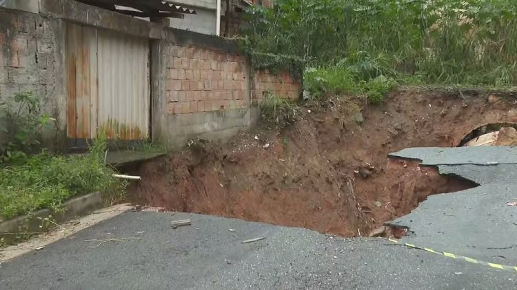 Cratera que se abriu durante forte chuva assusta moradores da Grande BH: 'Está piorando'