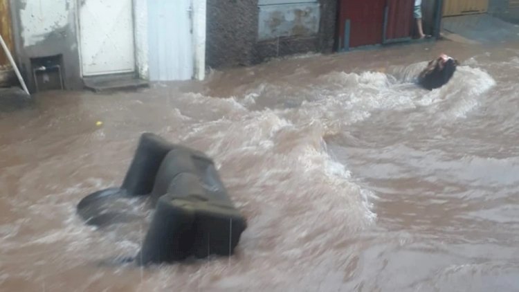 Vídeo: chuva forte em Contagem (MG) alaga avenidas e até arrasta sofá