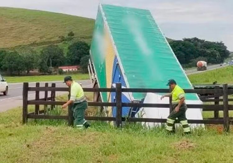 Caminhão fica ‘embicado’ e carro capota após tentativa de ultrapassagem na BR-116