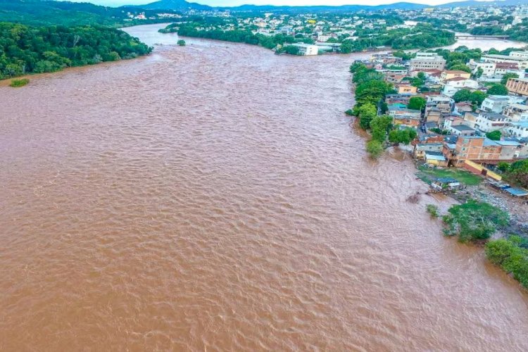 Em fuga cinematográfica, traficante pula no rio e é resgatado de barco em MG