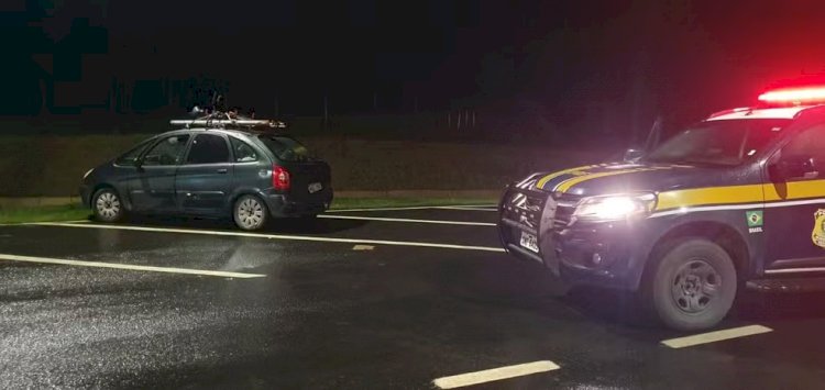 Inabilitado é flagrado viajando de MG ao ES em carro com pneu careca, luz queimada e placas dianteira e traseira diferentes