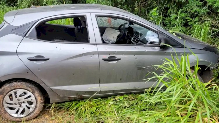 Passageira de carro morre após ataque a tiros e motorista some na Grande BH