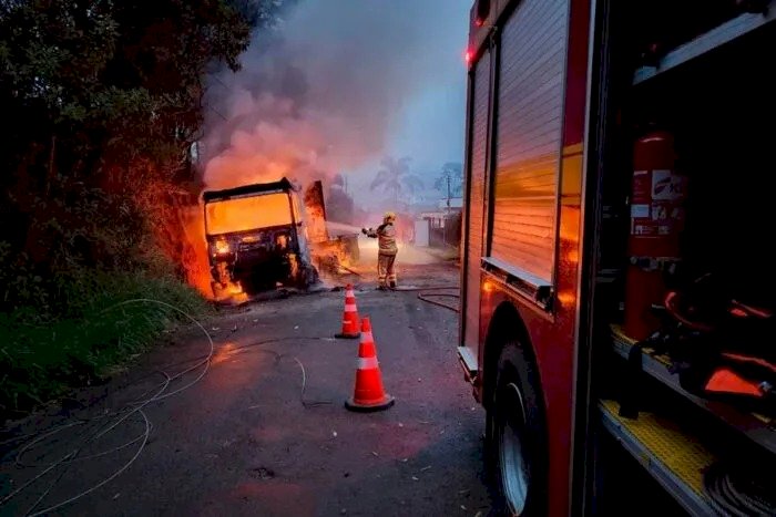 Carreta é tomada por fogo após queda de galho em fios de alta tensão