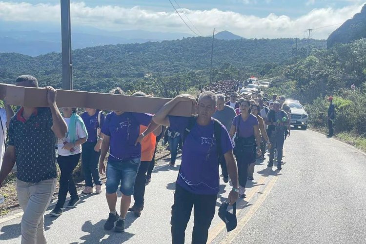 Fiéis se unem para subir 6 km em Via Sacra na Serra da Piedade