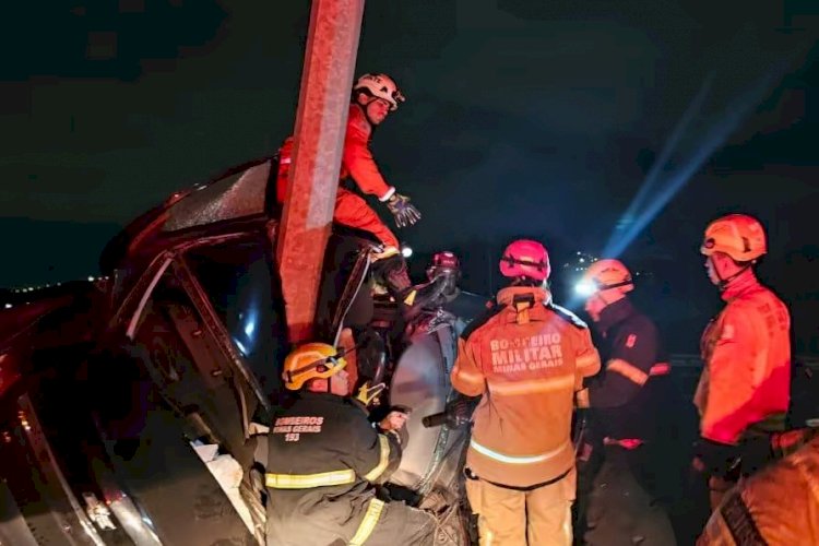 Homem morre após bater carro em poste na MG-10, em Vespasiano