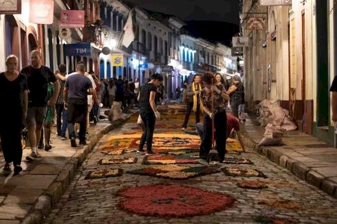 Ouro Preto: moradores e turistas participam da montagem dos tapetes coloridos