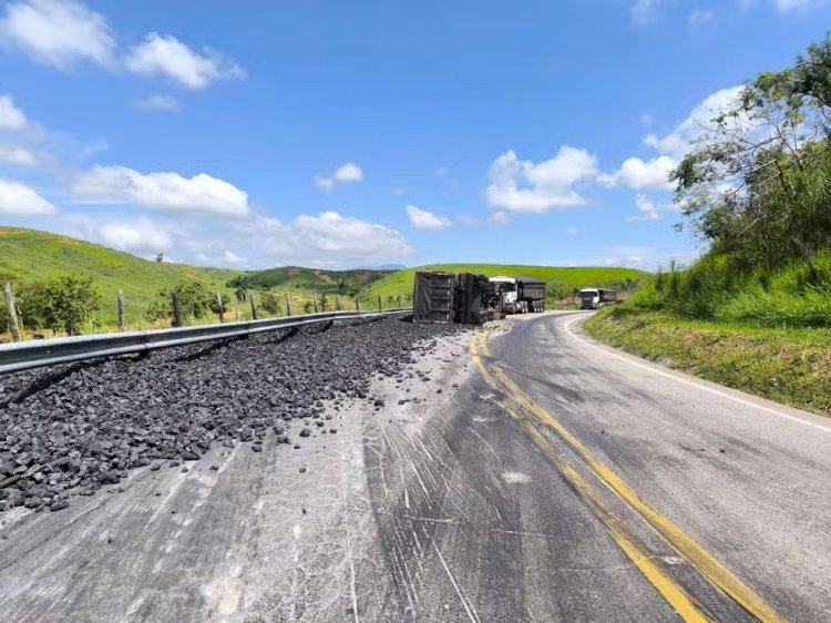 Carreta tomba na BR-259 em Governador Valadares e carga de carvão fica espalhada na pista