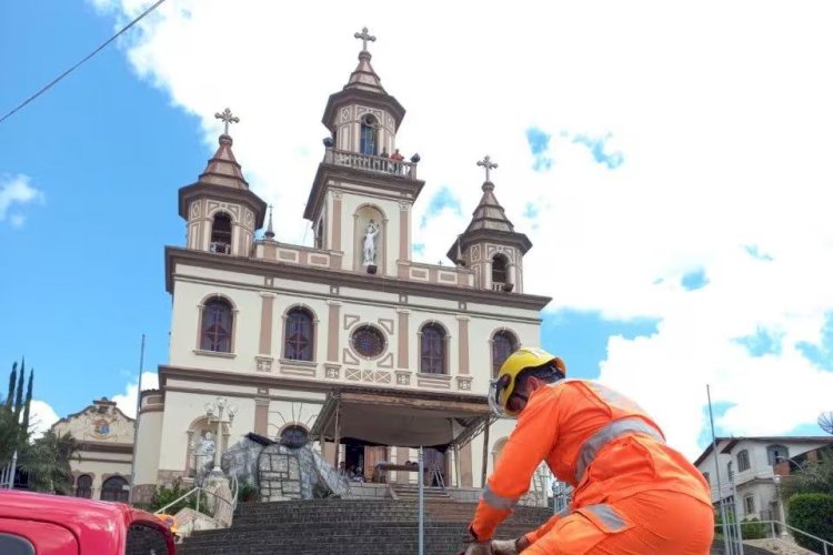 Ator fica preso nas alturas em teatro de Páscoa, e é salvo pelos bombeiros em MG