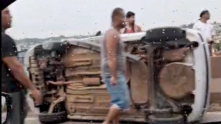 Vídeo: carro tomba e interdita parcialmente o Anel Rodoviário em BH