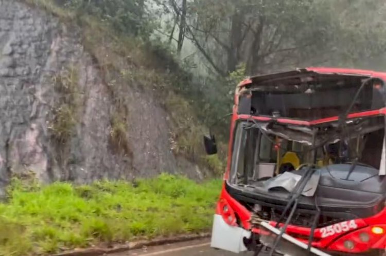 Acidente entre ônibus e carreta deixa 21 feridos na Grande BH