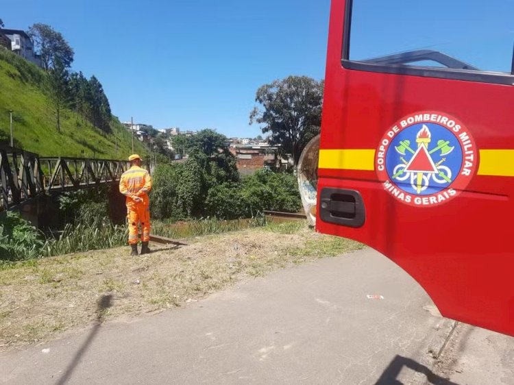 Bombeiros interrompem buscas por mulher que teria caído no Rio Paraibuna após ser atingida por trem em Juiz de Fora