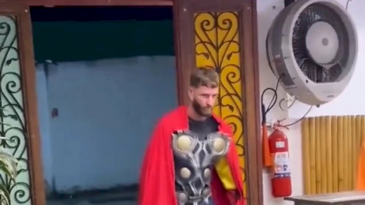 Vídeo: jogador do Flamengo se fantasia de Thor e viraliza nas redes sociais