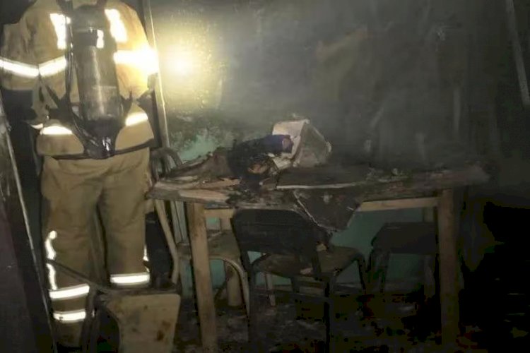 Casa pega fogo, e família com idosa e crianças é salva pelos Bombeiros em MG