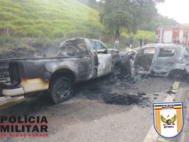 Batida frontal entre dois carros na BR-259 em Resplendor, deixa motorista morto e veículos queimados