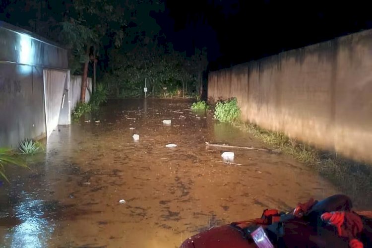 Temporal deixa 10 desalojados e família ilhada em Montes Claros; veja vídeo