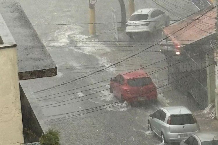 Vídeo: rua Sapucaí vira 'rio' durante temporal em Belo Horizonte nesta sexta (5)