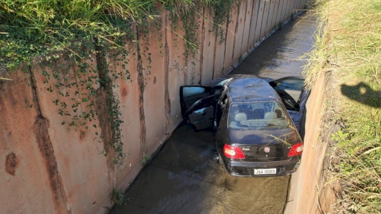 Duas pessoas ficam feridas em queda de carro em córrego de Venda Nova, em BH