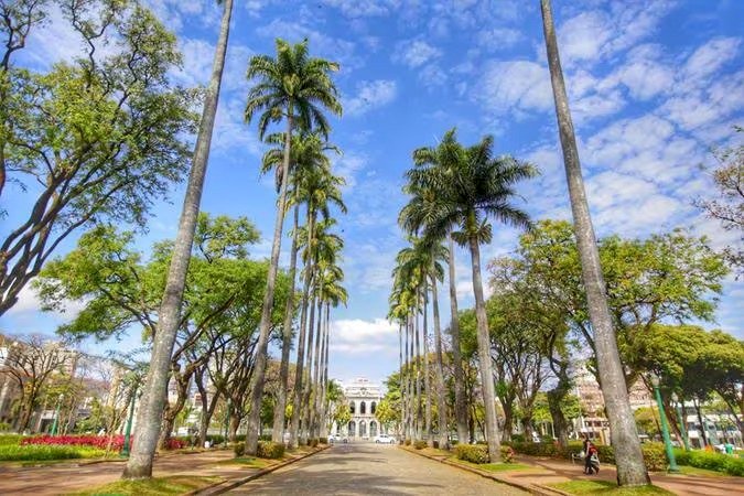 Trio é preso após agredir e esfaquear homem na praça da Liberdade