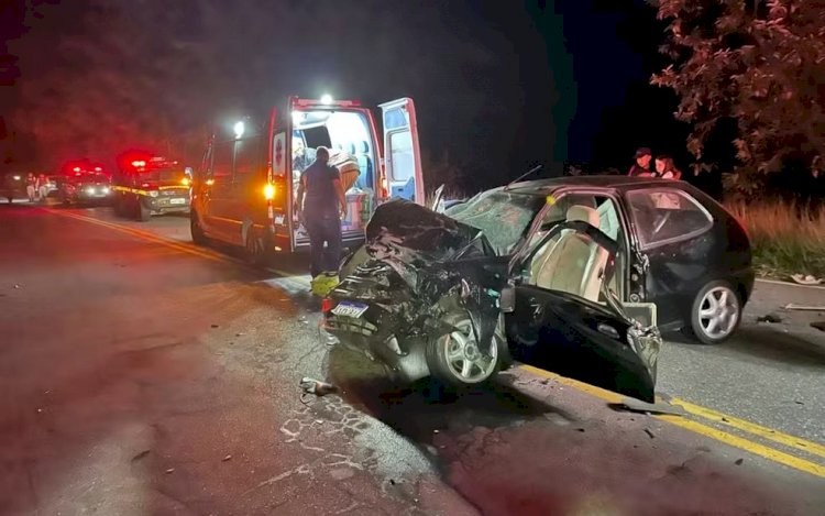 Batida entre carro e caminhão mata criança de 2 anos e deixa feridos presos às ferragens no Sul de MG