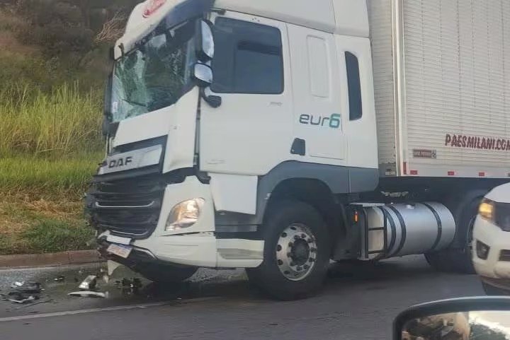 BR-381 tem trânsito lento no trevo de Ravena após acidente entre duas carretas